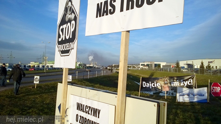 Kilkadziesiąt osób protestowało przeciwko zatruwania powietrza w Mielcu