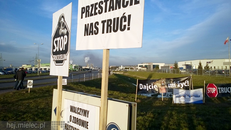 Kilkadziesiąt osób protestowało przeciwko zatruwania powietrza w Mielcu