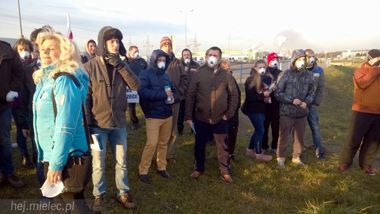 Kilkadziesiąt osób protestowało przeciwko zatruwania powietrza w Mielcu