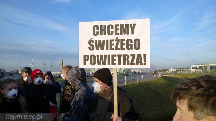 Kilkadziesiąt osób protestowało przeciwko zatruwania powietrza w Mielcu
