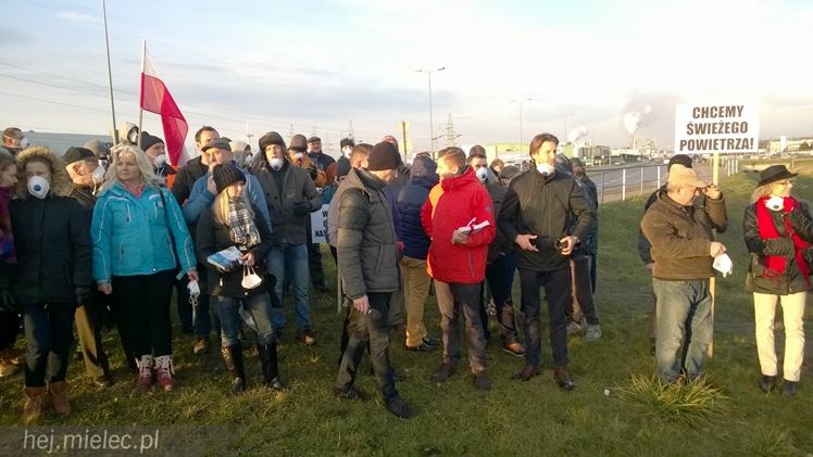 Kilkadziesiąt osób protestowało przeciwko zatruwania powietrza w Mielcu