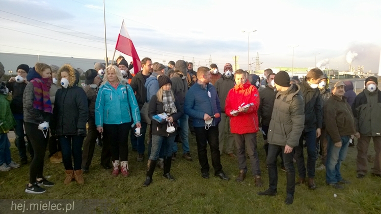 Kilkadziesiąt osób protestowało przeciwko zatruwania powietrza w Mielcu