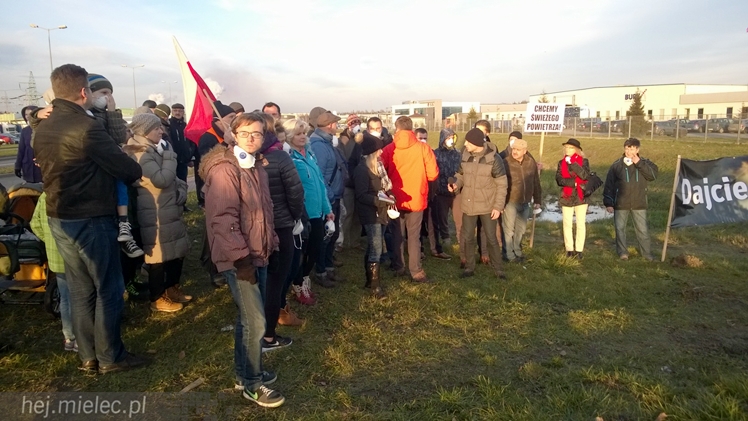 Kilkadziesiąt osób protestowało przeciwko zatruwania powietrza w Mielcu