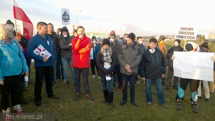 Kilkadziesiąt osób protestowało przeciwko zatruwania powietrza w Mielcu