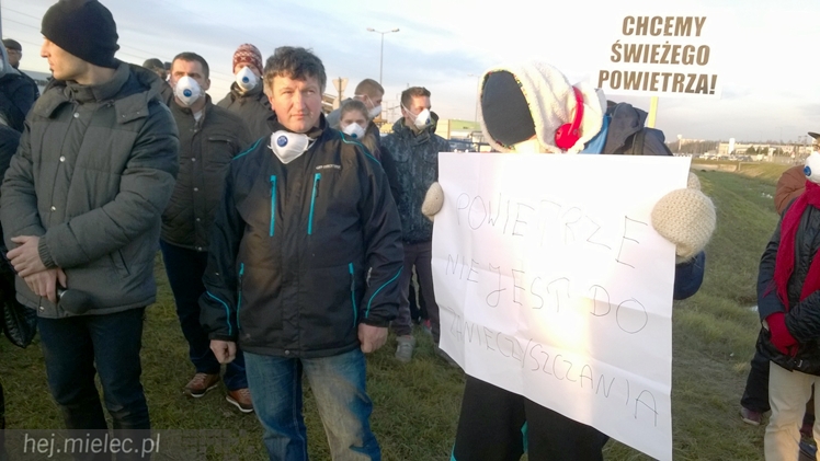 Kilkadziesiąt osób protestowało przeciwko zatruwania powietrza w Mielcu