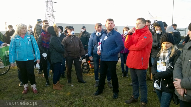 Kilkadziesiąt osób protestowało przeciwko zatruwania powietrza w Mielcu