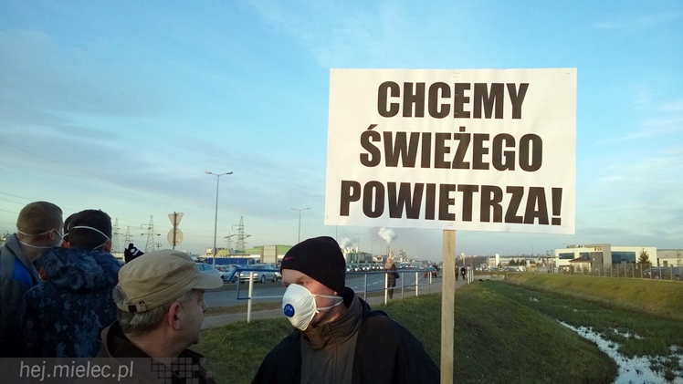 Kilkadziesiąt osób protestowało przeciwko zatruwania powietrza w Mielcu