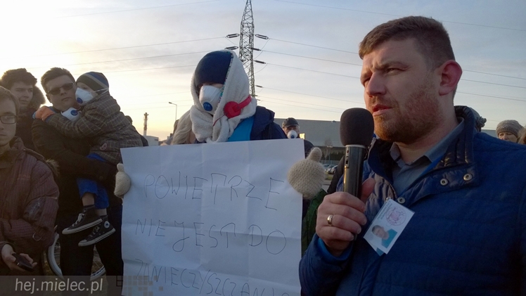 Kilkadziesiąt osób protestowało przeciwko zatruwania powietrza w Mielcu