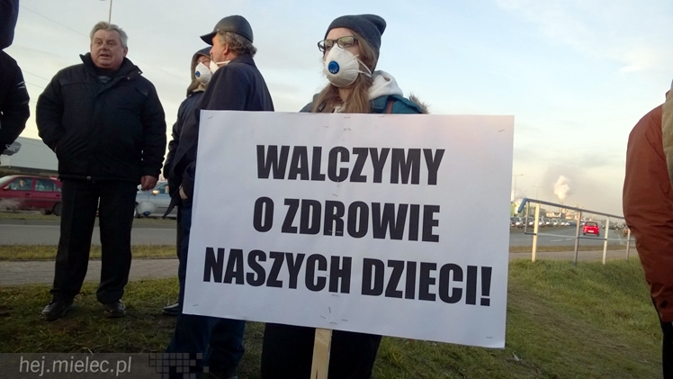 Kilkadziesiąt osób protestowało przeciwko zatruwania powietrza w Mielcu