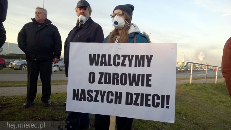 Kilkadziesiąt osób protestowało przeciwko zatruwania powietrza w Mielcu
