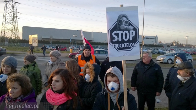 Kilkadziesiąt osób protestowało przeciwko zatruwania powietrza w Mielcu