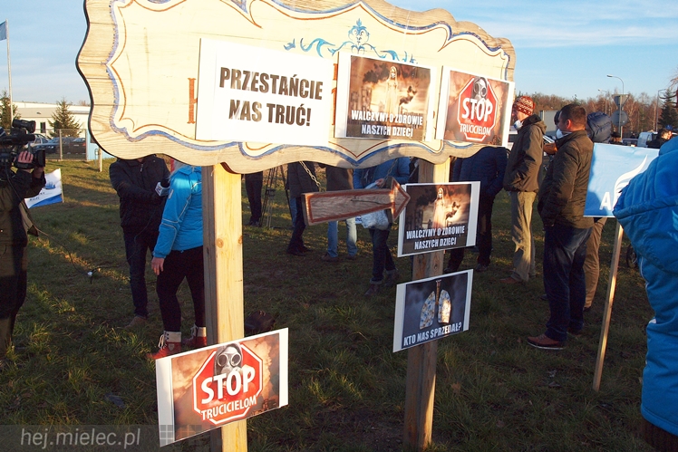 Kilkadziesiąt osób protestowało przeciwko zatruwania powietrza w Mielcu