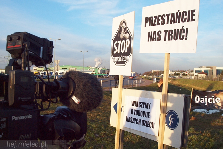 Kilkadziesiąt osób protestowało przeciwko zatruwania powietrza w Mielcu