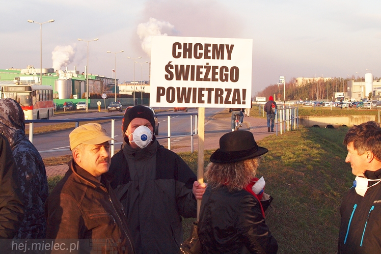 Kilkadziesiąt osób protestowało przeciwko zatruwania powietrza w Mielcu