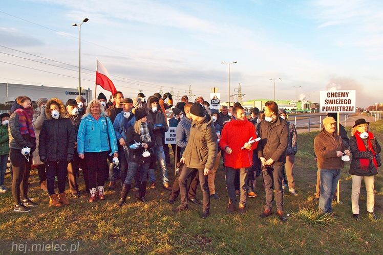 Kilkadziesiąt osób protestowało przeciwko zatruwania powietrza w Mielcu