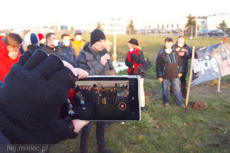 Kilkadziesiąt osób protestowało przeciwko zatruwania powietrza w Mielcu