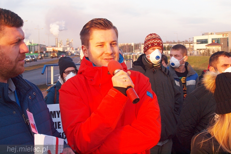 Kilkadziesiąt osób protestowało przeciwko zatruwania powietrza w Mielcu