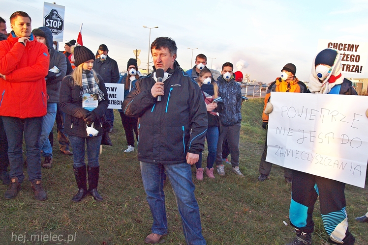 Kilkadziesiąt osób protestowało przeciwko zatruwania powietrza w Mielcu