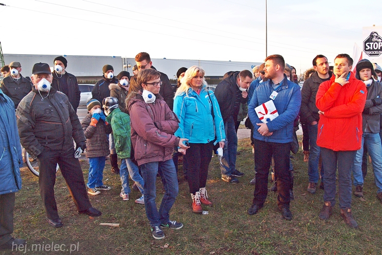 Kilkadziesiąt osób protestowało przeciwko zatruwania powietrza w Mielcu