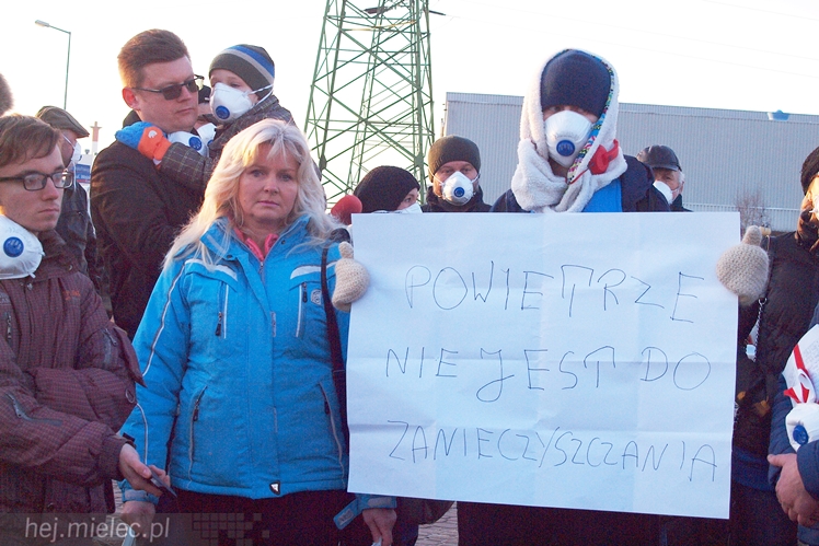 Kilkadziesiąt osób protestowało przeciwko zatruwania powietrza w Mielcu