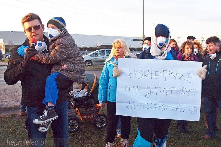 Kilkadziesiąt osób protestowało przeciwko zatruwania powietrza w Mielcu