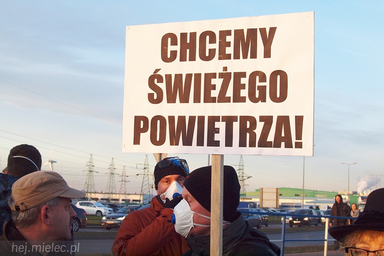 Kilkadziesiąt osób protestowało przeciwko zatruwania powietrza w Mielcu