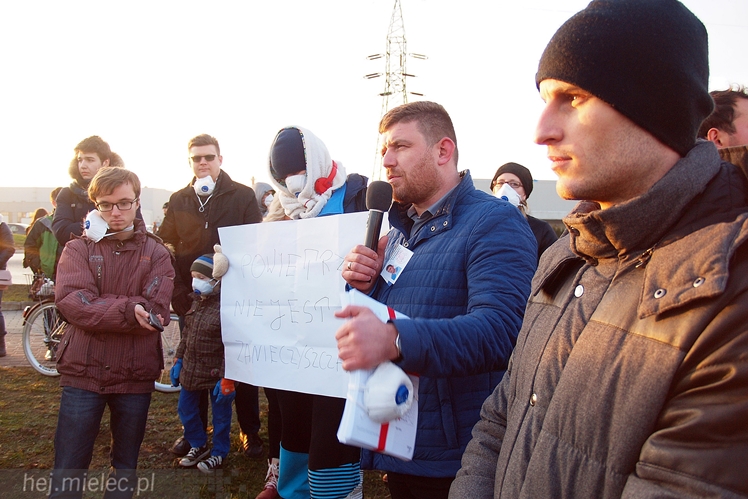 Kilkadziesiąt osób protestowało przeciwko zatruwania powietrza w Mielcu