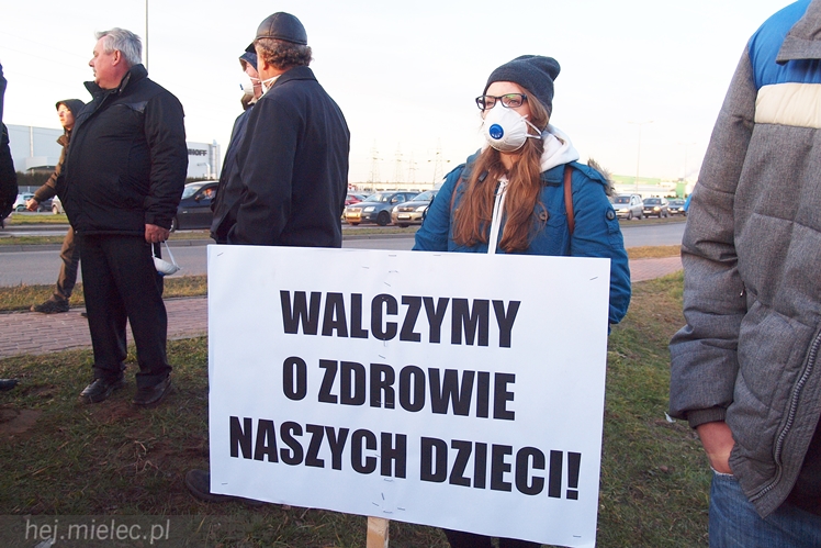 Kilkadziesiąt osób protestowało przeciwko zatruwania powietrza w Mielcu