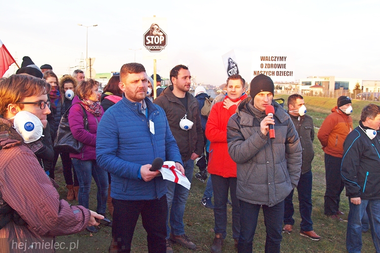 Kilkadziesiąt osób protestowało przeciwko zatruwania powietrza w Mielcu