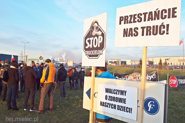 Kilkadziesiąt osób protestowało przeciwko zatruwania powietrza w Mielcu