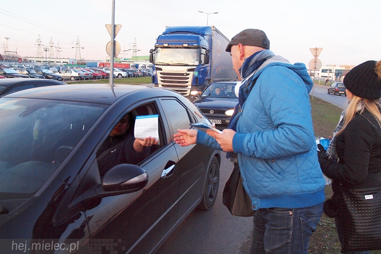 Kilkadziesiąt osób protestowało przeciwko zatruwania powietrza w Mielcu