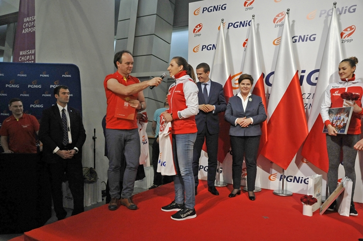 Piłkarki ręczne wróciły z MŚ: witała je premier Szydło i mielczanie z PGE Stali