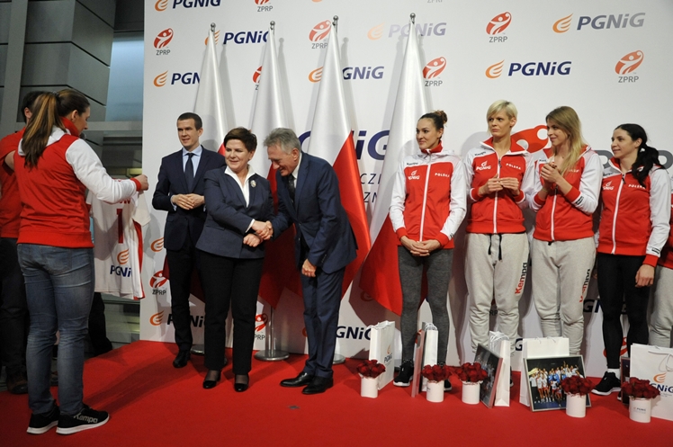 Piłkarki ręczne wróciły z MŚ: witała je premier Szydło i mielczanie z PGE Stali