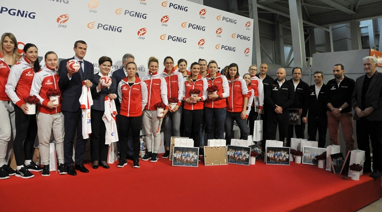 Piłkarki ręczne wróciły z MŚ: witała je premier Szydło i mielczanie z PGE Stali