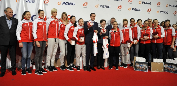 Piłkarki ręczne wróciły z MŚ: witała je premier Szydło i mielczanie z PGE Stali