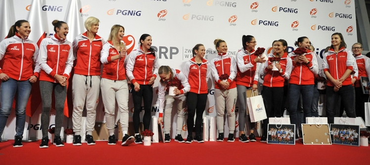 Piłkarki ręczne wróciły z MŚ: witała je premier Szydło i mielczanie z PGE Stali