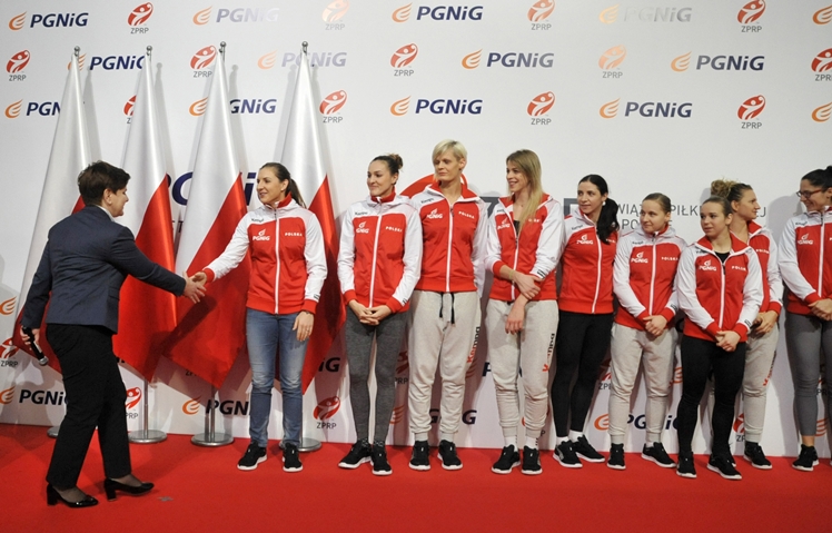 Piłkarki ręczne wróciły z MŚ: witała je premier Szydło i mielczanie z PGE Stali