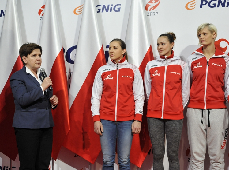Piłkarki ręczne wróciły z MŚ: witała je premier Szydło i mielczanie z PGE Stali