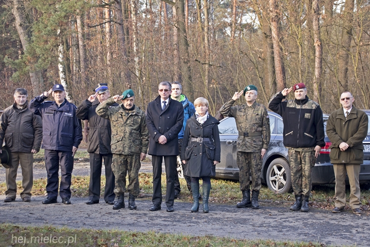 Połamali się opłatkiem na leśnej polanie