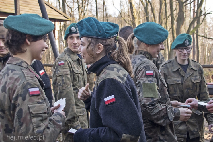 Połamali się opłatkiem na leśnej polanie