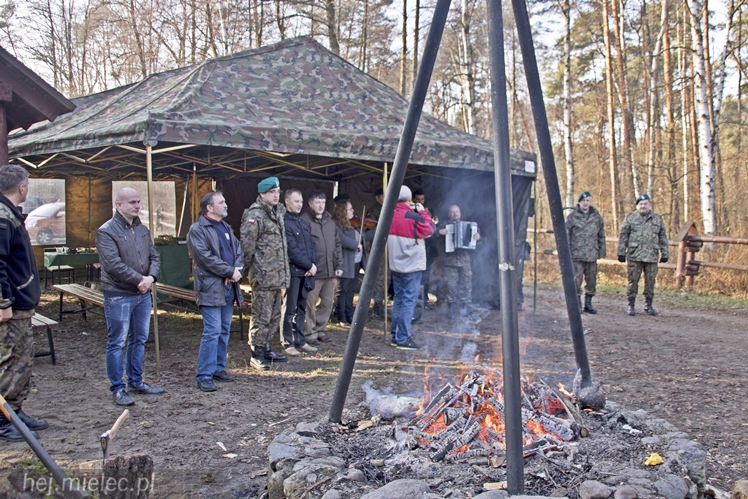 Połamali się opłatkiem na leśnej polanie