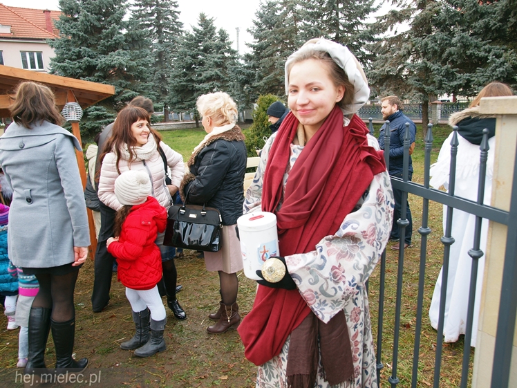 Przy Bazylice Świętego Mateusza stanęła żywa szopka