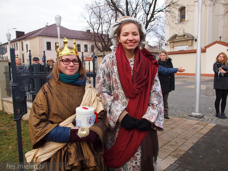 Przy Bazylice Świętego Mateusza stanęła żywa szopka