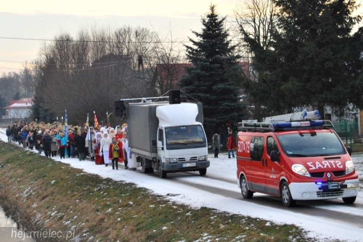 Kolorowy Orszak Trzech Króli przeszedł ulicami Partyni
