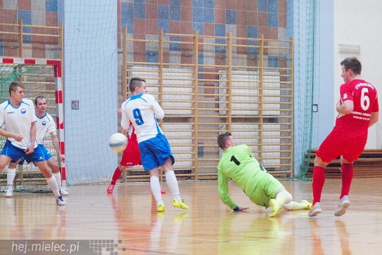 Horror futsalowy: wynik 3:3, bramki w ostatnich sekundach, usunięty trener