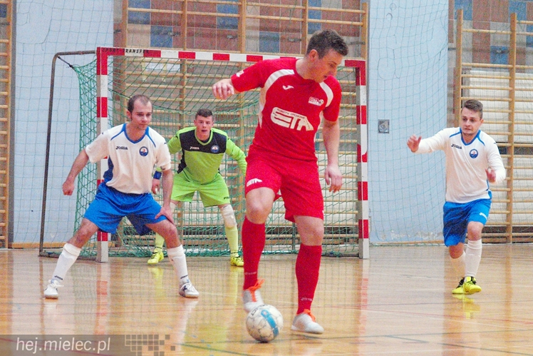Horror futsalowy: wynik 3:3, bramki w ostatnich sekundach, usunięty trener
