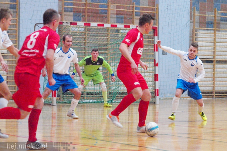 Horror futsalowy: wynik 3:3, bramki w ostatnich sekundach, usunięty trener