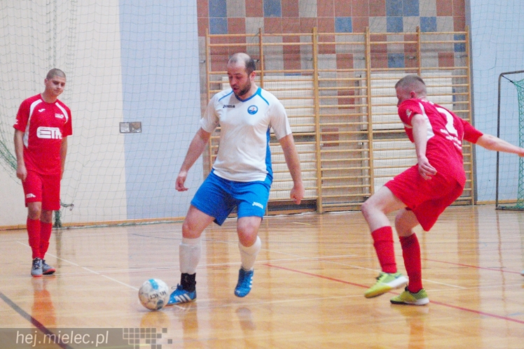 Horror futsalowy: wynik 3:3, bramki w ostatnich sekundach, usunięty trener