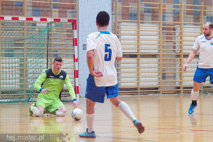 Horror futsalowy: wynik 3:3, bramki w ostatnich sekundach, usunięty trener