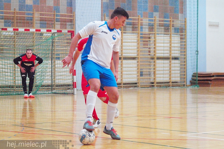 Horror futsalowy: wynik 3:3, bramki w ostatnich sekundach, usunięty trener